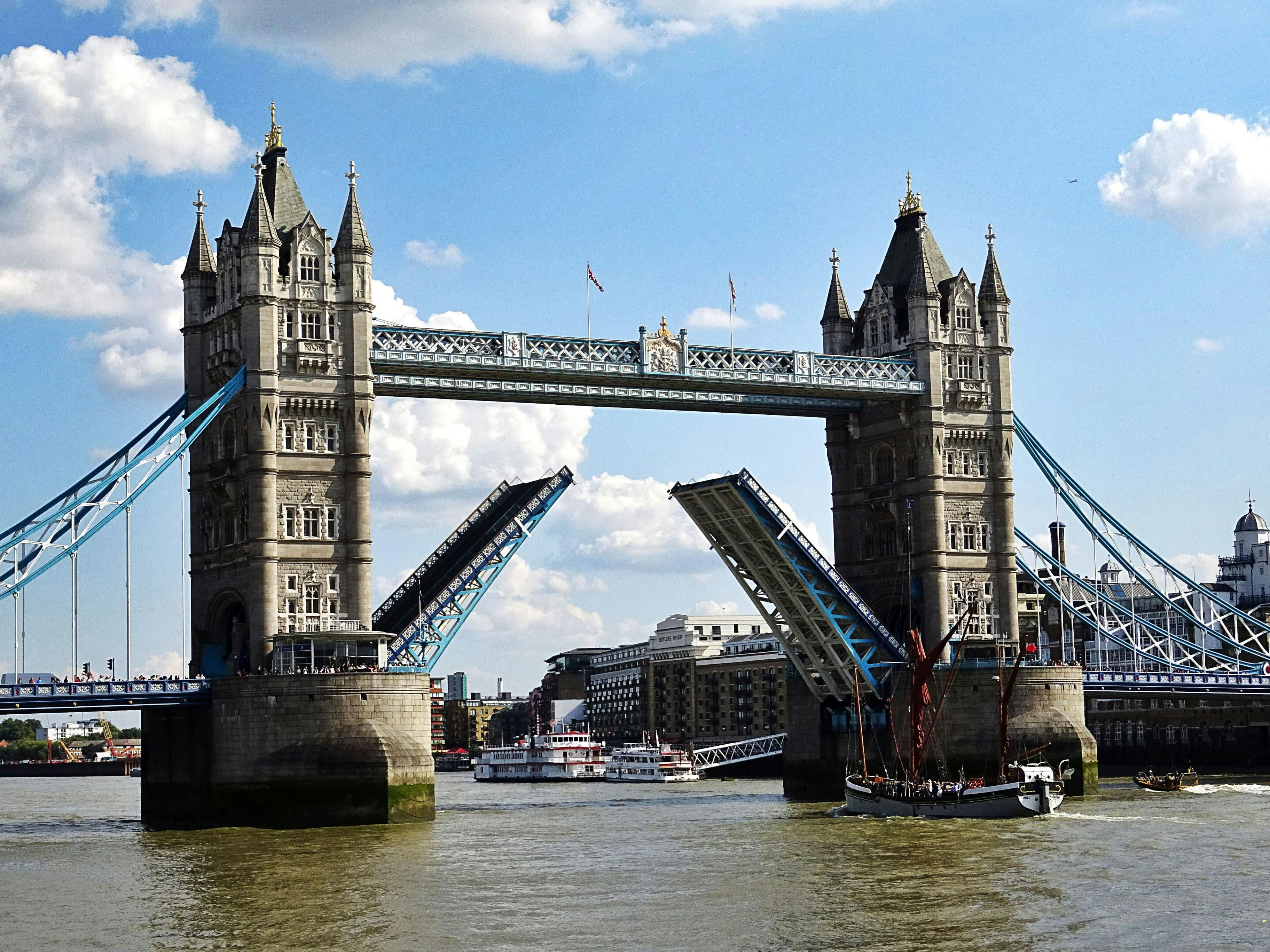 Jambatan Menara di London